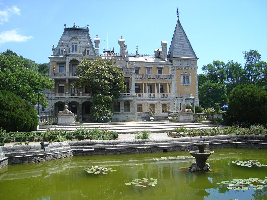 Массандровский дворец - символ Массандры