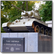 Танк Т-34 - памятник героям освободителям Симферополя