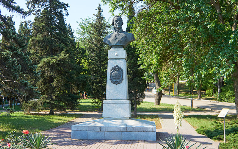 Памятник Федору Ушакову в Севастополе