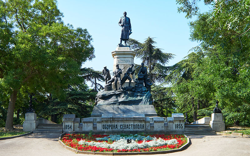 Памятник генералу Тотлебену в Севастополе