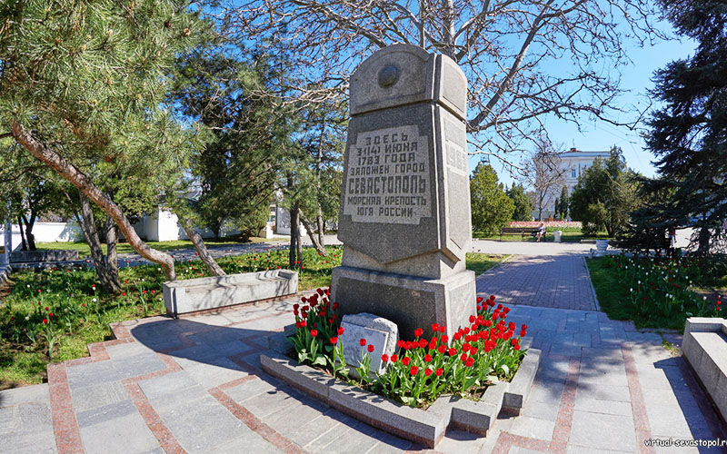 Памятник в честь 200-летия города